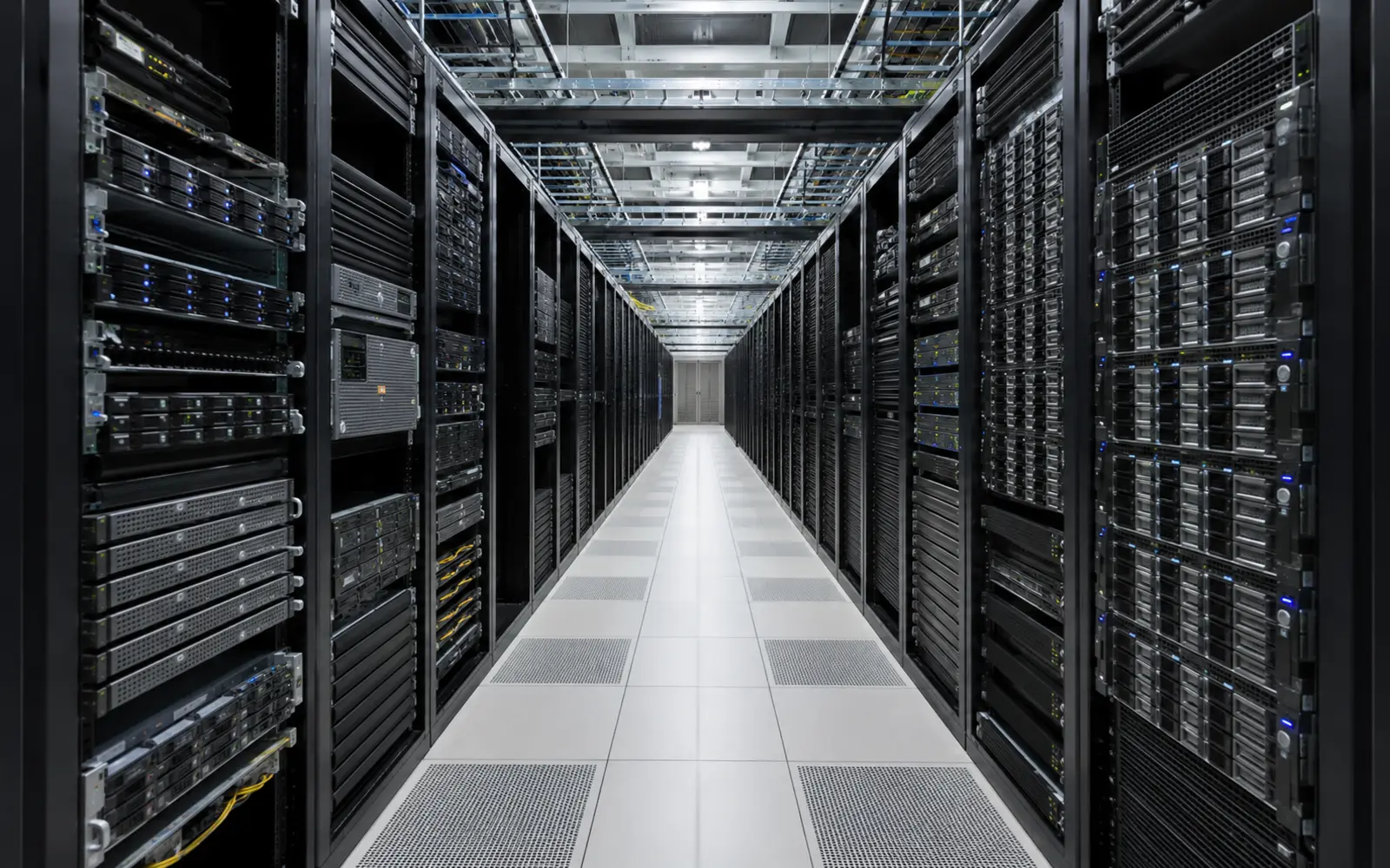 ภาพสมจริงภายใน Data Center ที่มีตู้ Rack Server หลายแถว กลุ่ม อุปกรณ์ Data Center ยกล็อต