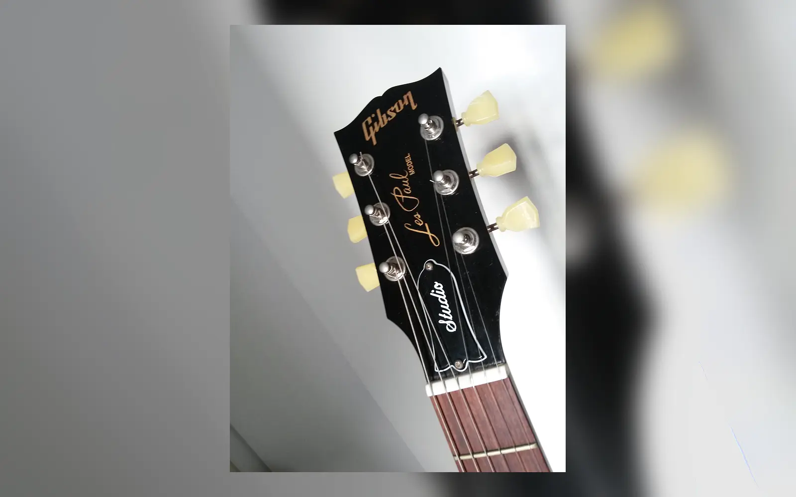ภาพถ่ายจริงหัวกีตาร์ Gibson Les Paul เห็นโลโก้ Gibson และลายเซ็น Les Paul ชัดเจน กลุ่ม Gibson