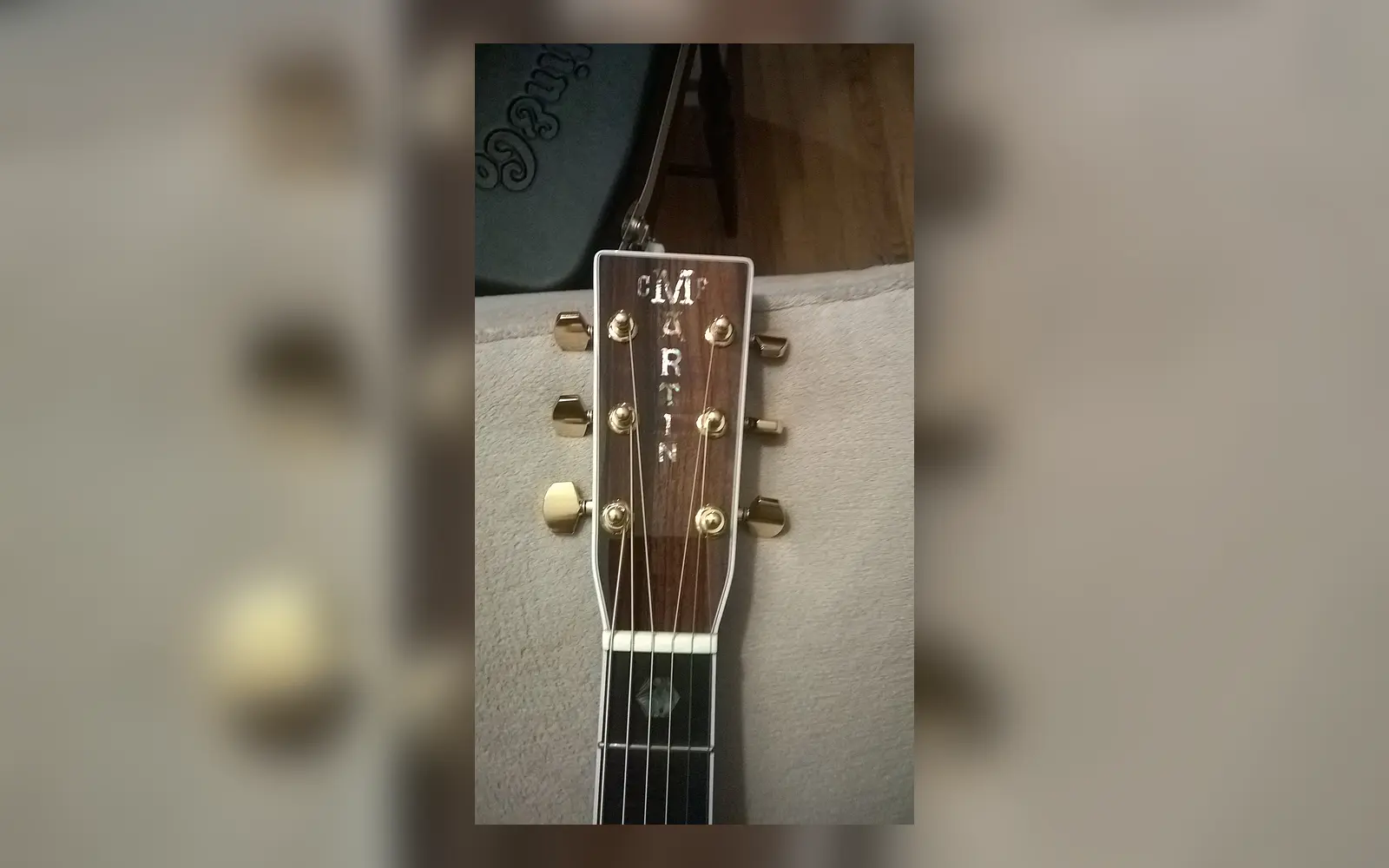ภาพถ่ายจริงหัวกีตาร์ Martin D-41 เห็นชื่อ Martin และอินเลย์บนหัวกีตาร์ชัดเจน กลุ่ม Martin