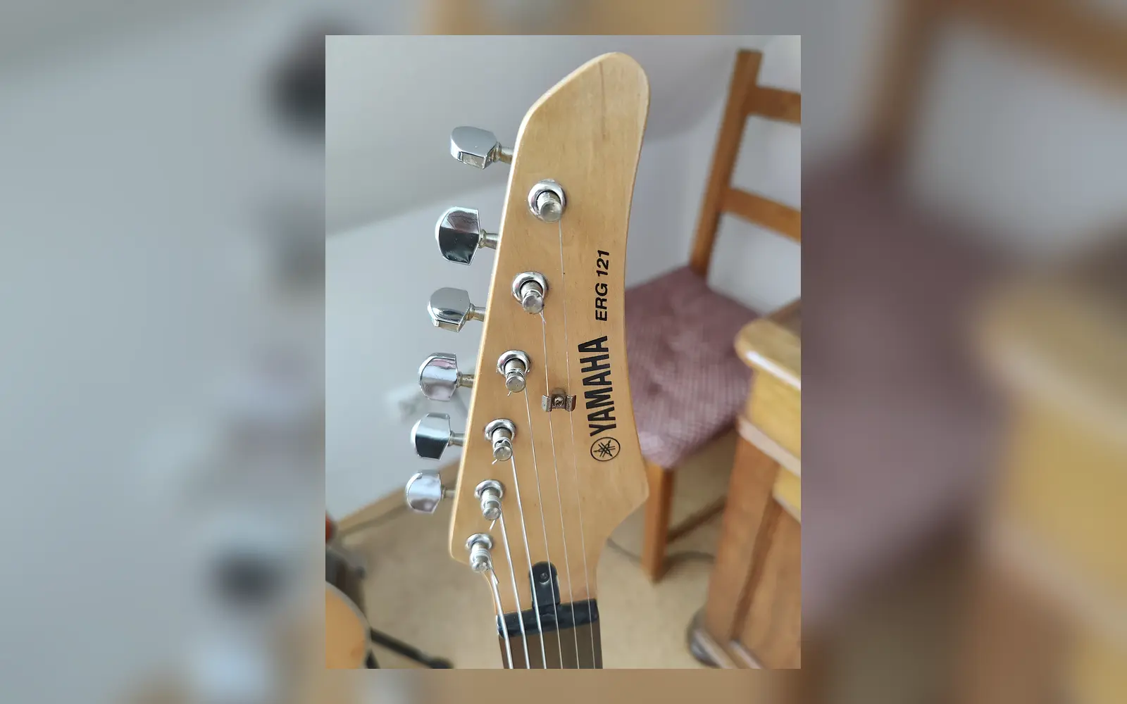 ภาพถ่ายจริงหัวกีตาร์ Yamaha เห็นโลโก้ Yamaha และชุดลูกบิดชัดเจน กลุ่ม Yamaha