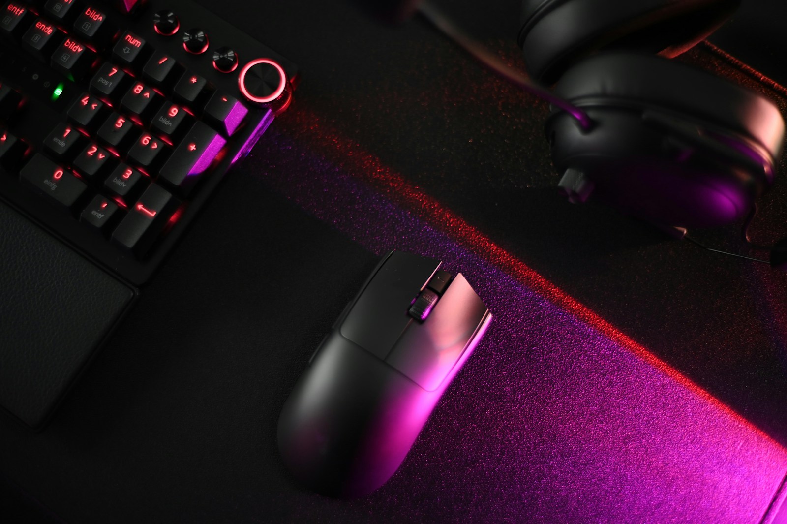 ภาพถ่ายจริงชุดเกมมิ่งเกียร์บนโต๊ะ สำหรับหน้ารับซื้อ Gaming Gear