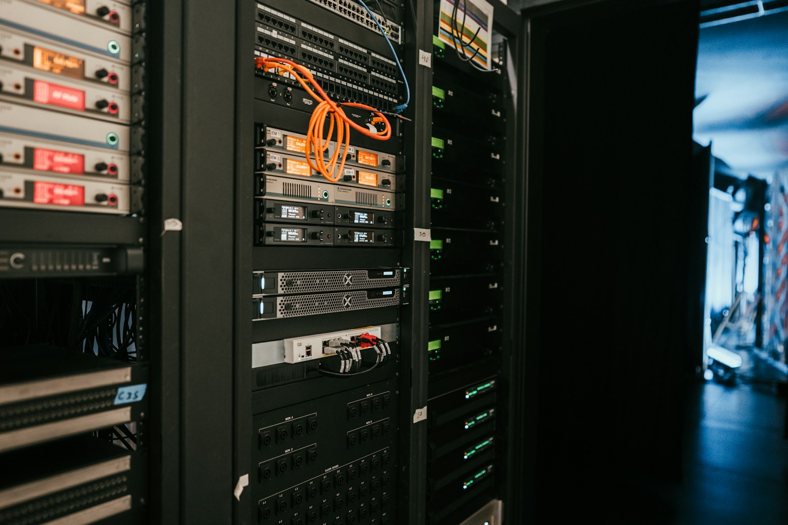 ภาพถ่ายจริงแร็กเซิร์ฟเวอร์และระบบจัดเก็บข้อมูล สำหรับหน้ารับซื้อ Server และ Data Center